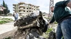 Una vettura schiacciata dal crollo dei palazzi, probabilmente era parcheggiata sotto prima di essere distrutta. E' la zona rurale di Lakatia a essere stata particolarmente colpita dal terremoto. Qui sono morte intere famiglie schiacciate dal crollo delle loro case: palazzine di 5 piani ridotte a montagne di macerie. 17 aprile 2023 ANSA/JESSICA PASQUALON