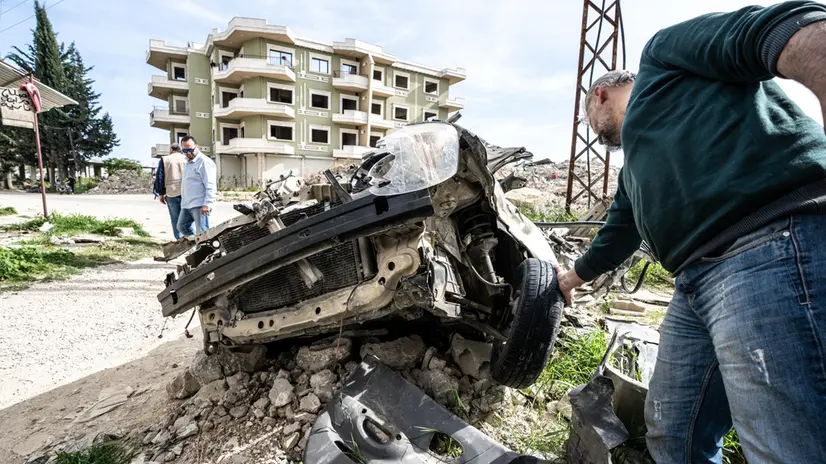Una vettura schiacciata dal crollo dei palazzi, probabilmente era parcheggiata sotto prima di essere distrutta. E' la zona rurale di Lakatia a essere stata particolarmente colpita dal terremoto. Qui sono morte intere famiglie schiacciate dal crollo delle loro case: palazzine di 5 piani ridotte a montagne di macerie. 17 aprile 2023 ANSA/JESSICA PASQUALON