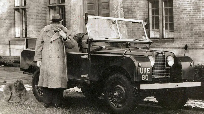 La Land Rover 107 Pick up, appartenente alla storica Serie I, che era stata regalata allo statista Winston Churchill nel 1954 in occasione del suo ottantesimo compleanno, verrà proposta il prossimo 20 ottobre dalla casa d'aste Cheffins durante l'evento "Cambridge Vintage Sales" a Sutton, tradizionalmente dedicato ai mezzi agricoli. ANSA/CHEFFINS - WEB- EDITORIAL USE ONLY