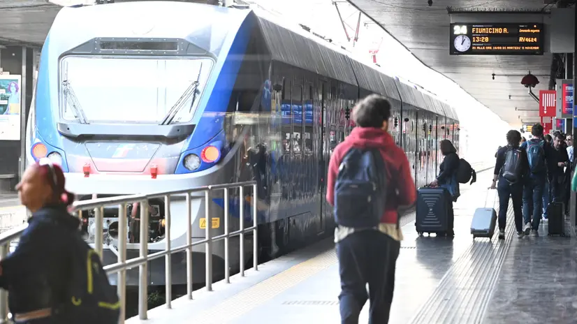 Un momento dello sciopero del personale ferroviario alla Stazione Termini, Roma 5 novembre 2024. La protesta di otto ore, a seguito dell'accoltellamento di un capotreno nel genovese, è stata proclamata dai sindacati di categoria. ANSA/MAURIZIO BRAMBATTI