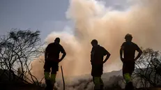 epa12280161 Firefighters battle a wildfire in the municipality of Vilardevos, Ourense province, Galicia, Spain, 02 August 2025. Local authorities activated an emergency level 2 due to the fire currently affecting around 400 hectares in Ourense province. EPA/BRAIS LORENZO
