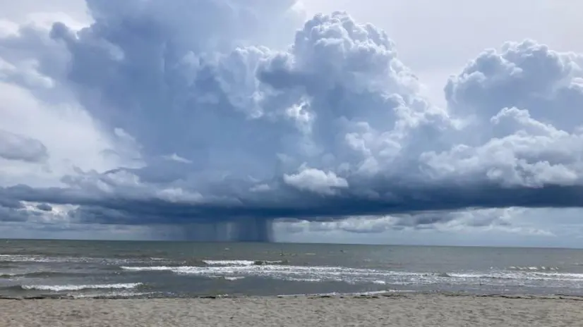 Spiaggia di Barricata, Porto Tolle (Rovigo), temporale con enorme colonna di pioggia che si scarica in mare. Foto del collaboratore Tommaso Moretto (YPC) - non c'è notizia, siamo chiusi oggi - basta fare un titolo per foto-notizia
