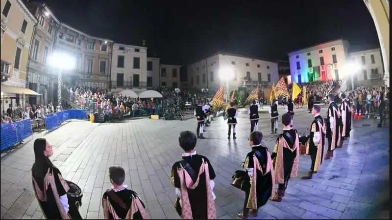 Figuranti in piazza in una passata edizione delle Quadre © www.giornaledibrescia.it