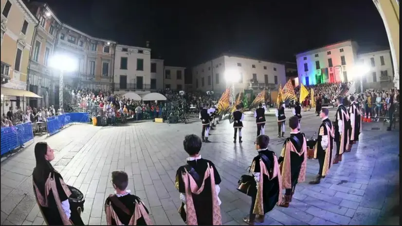 Figuranti in piazza in una passata edizione delle Quadre © www.giornaledibrescia.it