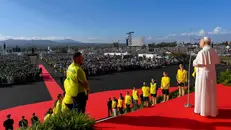 Il Pontefice davanti a migliaia di ragazzi - Foto Ansa © www.giornaledibrescia.it