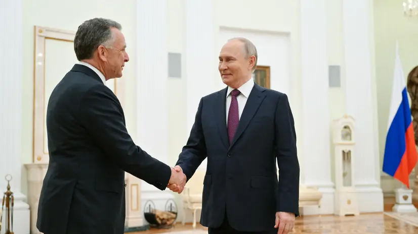 epa12054035 Russian President Vladimir Putin (R) shakes hands with US President Special Envoy Steve Witkoff (L) before a meeting at the Kremlin in Moscow, Russia, 25 April 2025. EPA/KRISTINA KORMILITSYNA / SPUTNIK / KREMLIN POOL MANDATORY CREDIT
