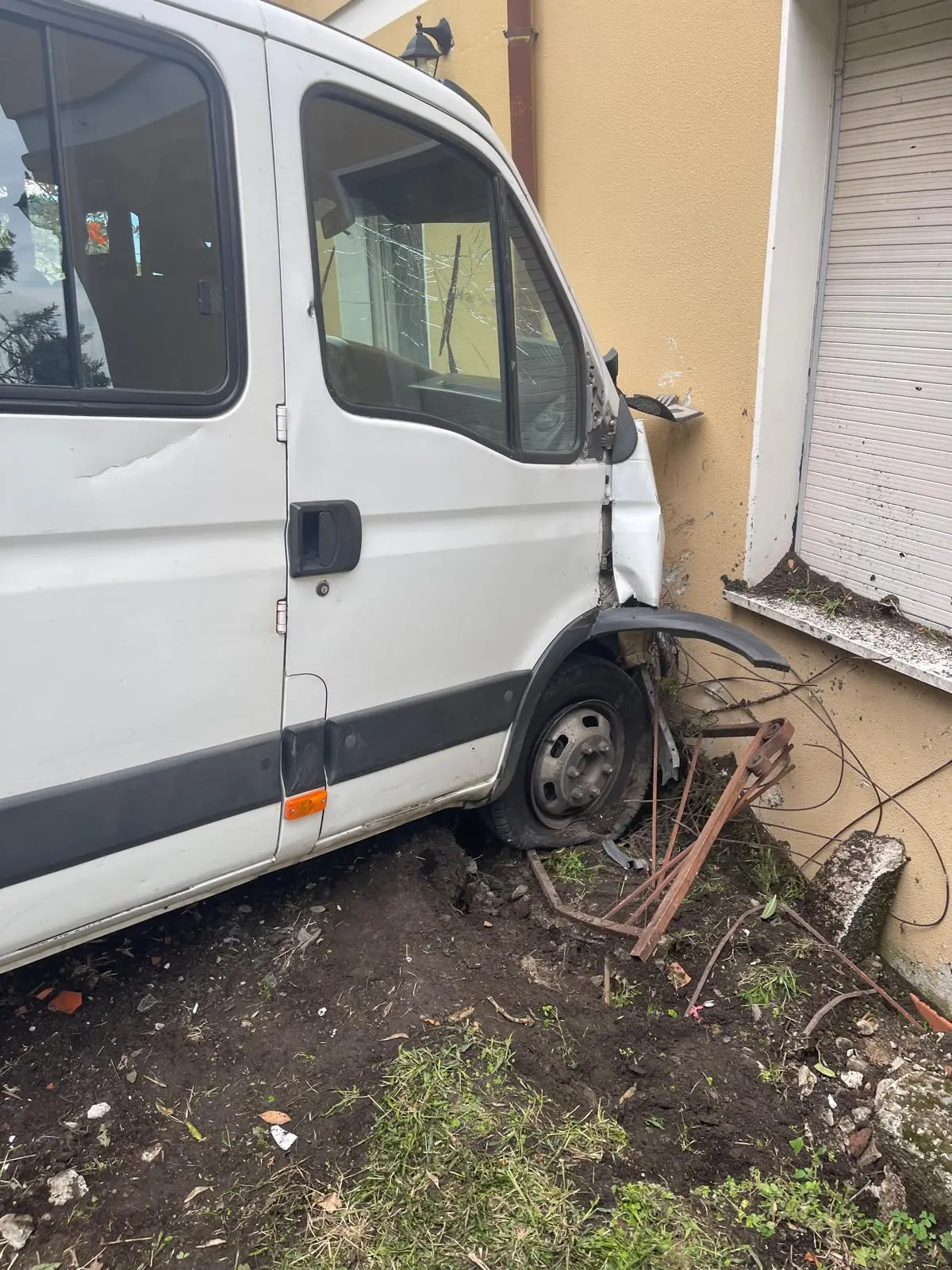 Il mezzo uscito di strada a Toscolano e finito contro una casa