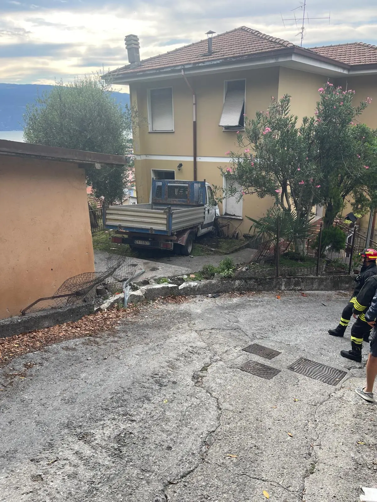 Il mezzo uscito di strada a Toscolano e finito contro una casa