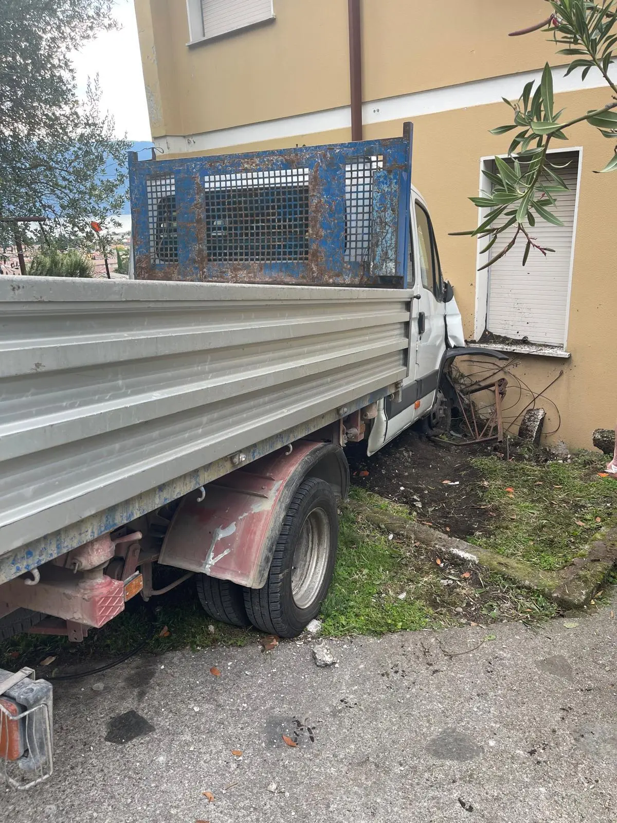Il mezzo uscito di strada a Toscolano e finito contro una casa