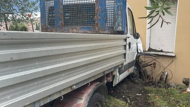 Il mezzo uscito di strada a Toscolano e finito contro una casa