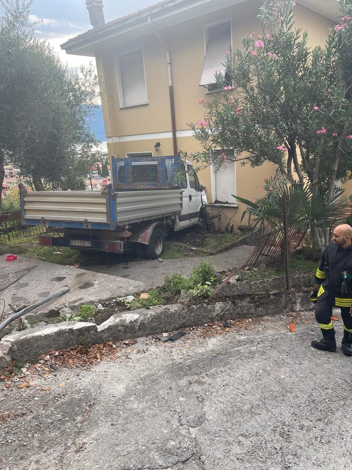 Il mezzo uscito di strada a Toscolano e finito contro una casa
