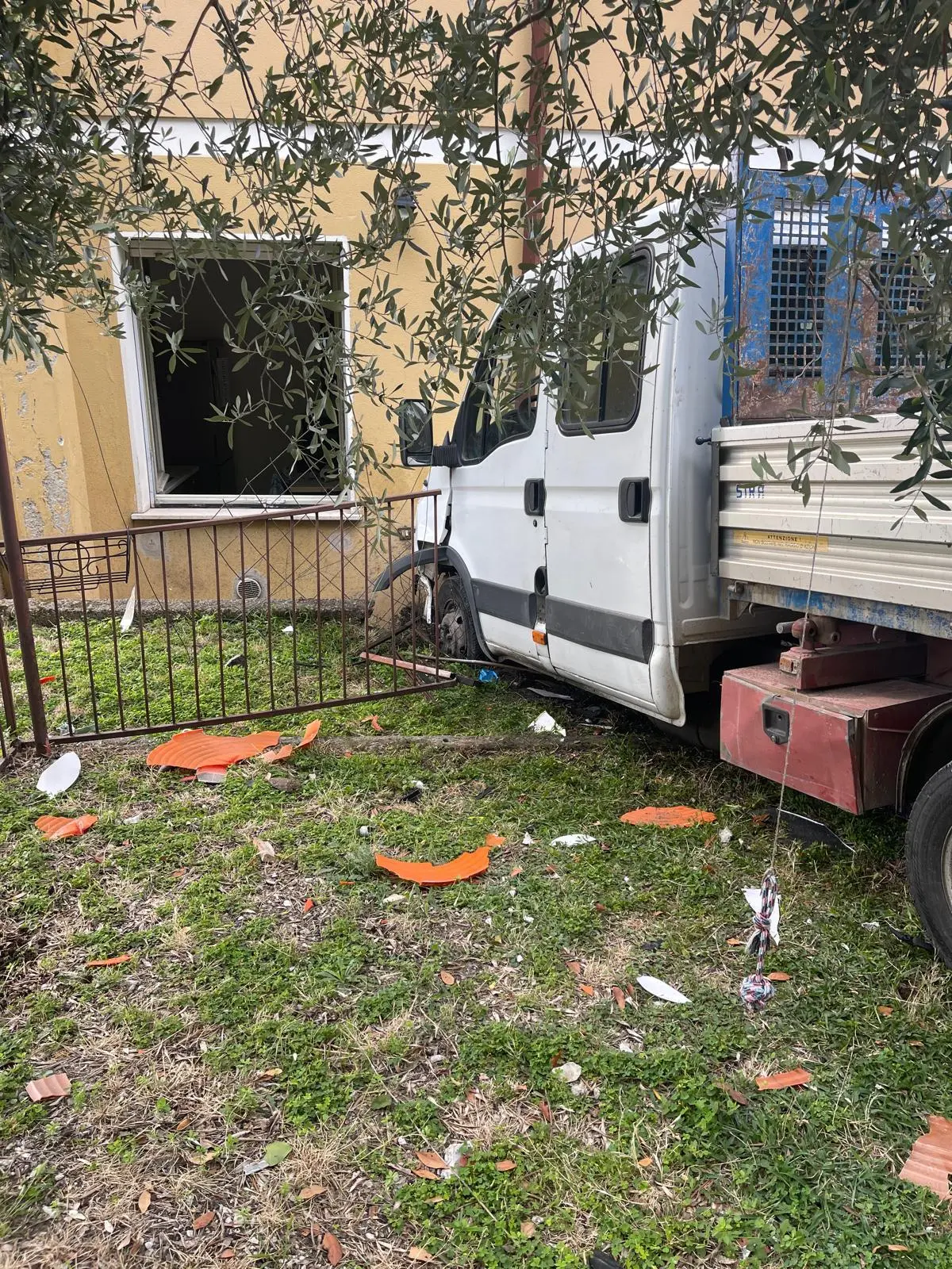 Il mezzo uscito di strada a Toscolano e finito contro una casa
