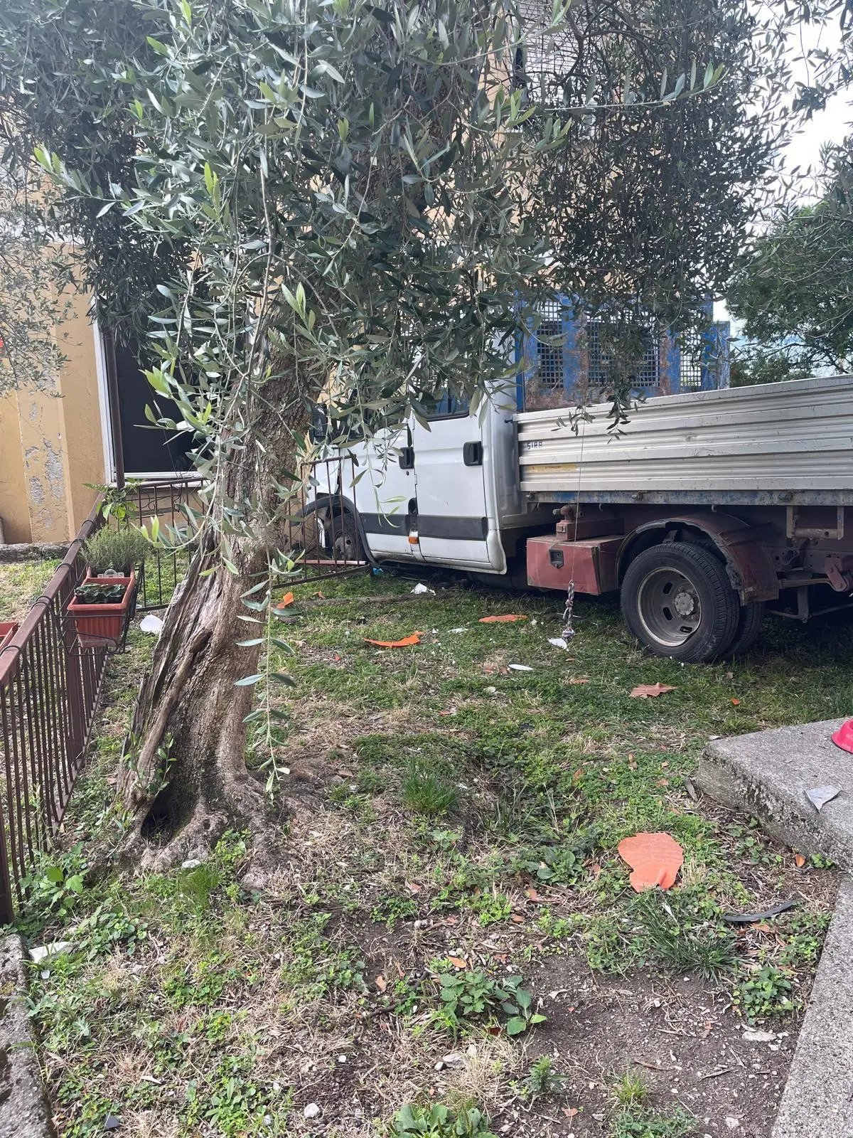 Il mezzo uscito di strada a Toscolano e finito contro una casa