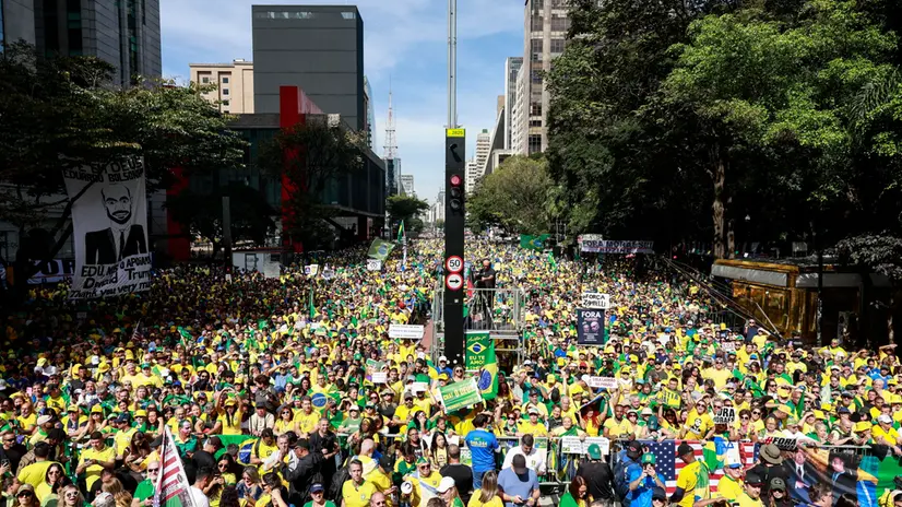 epaselect epa12282187 Supporters of former Brazilian president Jair Bolsonaro participate in a protest called by Bolsonaro's Partido Liberal (PL, Liberal Party) in his support on Paulista Avenue in Sao Paulo, Brasil, 03 August 2025. EPA/SEBASTIAO MOREIRA