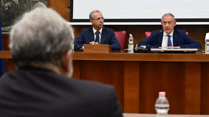 Un momento del tavolo su ILVA, durante l'intervento del Ministro Adolfo Urso, di fronte al presidente della Regione Puglia, Michele Emiliano, al parlamentino del Mimit, Roma 8 luglio 2025. ANSA/MAURIZIO BRAMBATTI