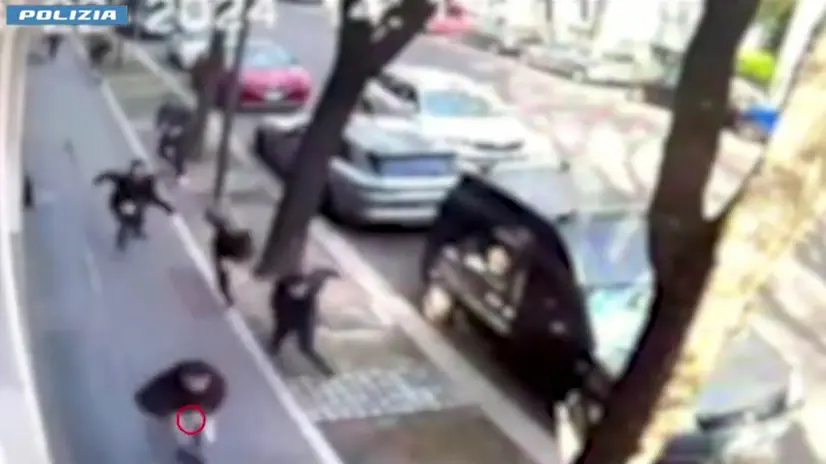 Un fermo immagine tratto da un video della Polizia mostra un minorenne fermato dalla Polizia in centro a Milano con l'accusa di rapina, che ha tentato più volte di fuggire mentre gli agenti si apprestavano a traferirlo nel carcere minorile, e prima di essere nuovamente bloccato ha colpito con una testata una poliziotta procurandole la frattura del setto nasale, 26 marzo 2024. Il ragazzo, di nazionalità marocchina, ha ferito anche lievemente un'altra agente e alla fine è stato arrestato per rapina aggravata in concorso e per resistenza a pubblico ufficiale e indagato per lesioni. Il giovane era stato bloccato da agenti della Squadra mobile nel cosiddetto Quadrilatero della moda dopo che, con due complici, aveva aggredito in via dei Giardini un 56enne montenegrino con il figlio strappandogli dal polso un orologio di lusso del valore di circa 20mila euro, poi abbandonato nella fuga. ANSA/ UFFICIO STAMPA ++HO - NO SALES EDITORIAL USE ONLY++