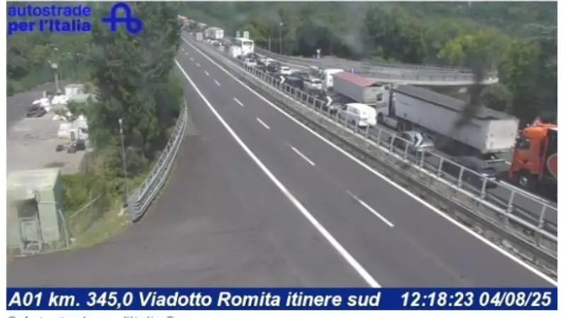 Il tratto di A1 bloccato - Ansa © www.giornaledibrescia.it