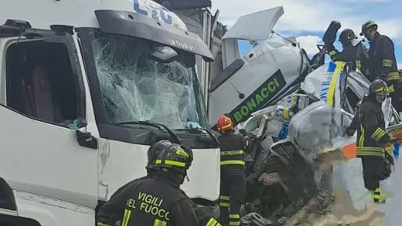 Vigili del fuoco al lavoro sul posto dell'incidente - Foto tratta dai social