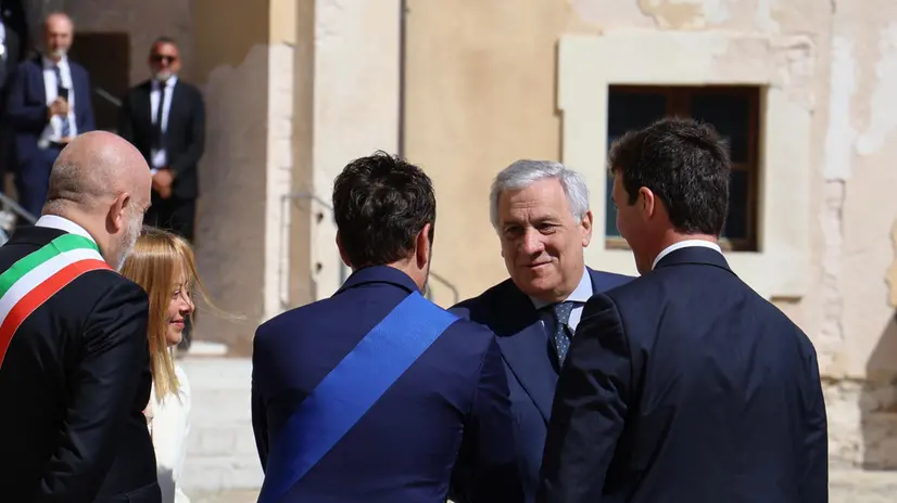Il ministro degli Esteri, Antonio Tajani, arriva all'auditorium Tamburi ad Ancona. Ad accoglierlo il presidente della Regione Francesco Acquaroli, il prefetto Maurizio Valiante, il vicesindaco di Ancona Giovanni Zinni e il presidente della provincia Daniele Carnevali, 4 agosto 2025. ANSA/GIANLUIGI BASILIETTI