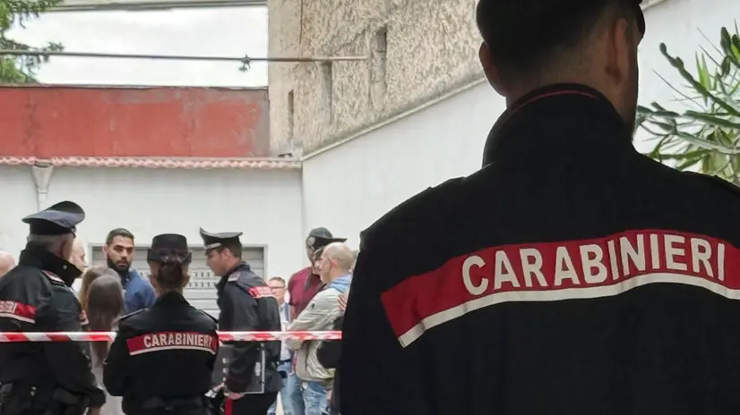 Il luogo dell'incidente sul lavoro a Frattamaggiore (Napoli) dove un operaio, impegnato in un lavoro di ristrutturazione di un palazzo, e' caduto dall'impalcatura, 5 maggio 2025 ANSA /NPK