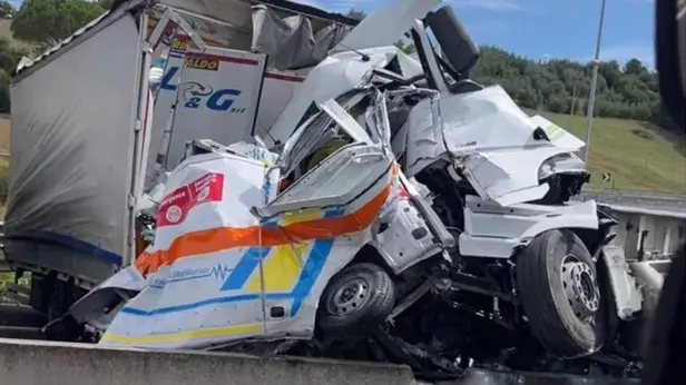 A1, i mezzi coinvolti nello schianto