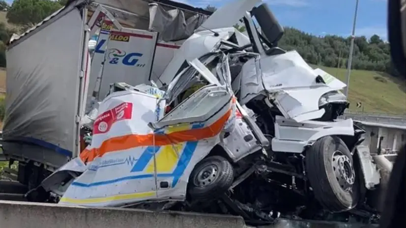 A1, i mezzi coinvolti nello schianto