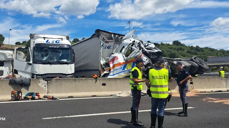 Soccorritori sul luogo del tragico incidente sull'autostrada A1, 04 agosto 2025. E' di tre morti e 18 feriti il bilancio dell'incidente avvenuto sull'A1 fra Arezzo e Valdarno, a seguito del salto di carreggiata di un camion. Secondo quanto si spiega dal 118 le tre persone decedute erano tutte a bordo di un'ambulanza, coinvolta insieme a tre auto e un caravan oltre al camion. Tra i 18 feriti, uno è un codice rosso, 4 gialli, 10 verdi. Sul posto sono intervenuti i due elisoccorso Pegaso 1 e Pegaso 2, mezzi di supporto da Firenze, oltre all'automedica di Arezzo, autoinfermistica, vigili del fuoco e forze dell'ordine. Attivato il protocollo maxiemergenza. ANSA/VIGILI DEL FUOCO +++FOTO DIFFUSA DALL'UFFICIO STAMPA - USARE SOLO PER ILLUSTRARE OGGI LA NOTIZIA INDICATA NEL TITOLO - NON ARCHIVIARE - NON VENDERE - NON USARE PER FINI NON GIORNALISTICI - NPK+++