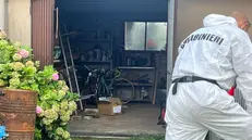 Rilievi dei carabinieri davanti l'autorimessa dove e' stato trovato il corpo di Alessandro Venier, fatto a pezzi nella propria abitazione di Gemona (Udine), 31 luglio 2025. ANSA