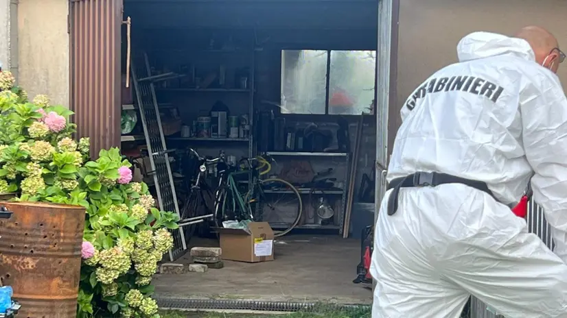 Rilievi dei carabinieri davanti l'autorimessa dove e' stato trovato il corpo di Alessandro Venier, fatto a pezzi nella propria abitazione di Gemona (Udine), 31 luglio 2025. ANSA
