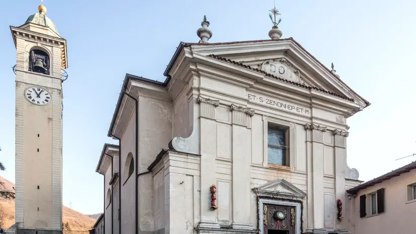 L'ex canonica si trova a destra della chiesa parrocchiale - © www.giornaledibrescia.it