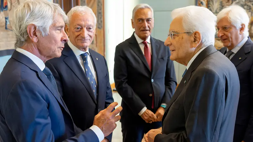 Roma - Il Presidente Sergio Mattarella con Andrea Abodi, Ministro per lo sport e i giovani, Luciano Buonfiglio, Presidente del CONI, e Gabriele Gravina, Presidente della FIGC-Federazione Italiana Giuoco Calcio, in occasione dell'incontro con la Nazionale di calcio femminile partecipante ai Campionati Europei 2025, oggi 24 luglio 2025 (Foto di Paolo Giandotti - Ufficio per la Stampa e la Comunicazione della Presidenza della Repubblica)
