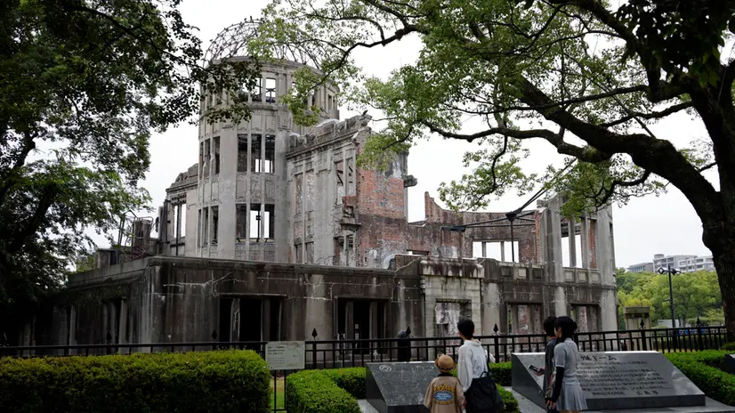 epa12282797 People look at the Atomic Bomb Dome at Peace Memorial Park in Hiroshima, western Japan, 04 August 2025. On 06 August 2025, Japan will mark the 80th anniversary of the bombing of Hiroshima. In 1945 the United States dropped two nuclear bombs over the cities of Hiroshima and Nagasaki on 06 and 09 August respectively, killing more than 200,000 people. EPA/FRANCK ROBICHON