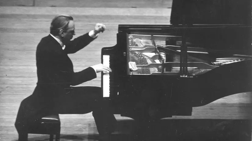 Il maestro Arturo Benedetti Michelangeli al pianoforte - © www.giornaledibrescia.it