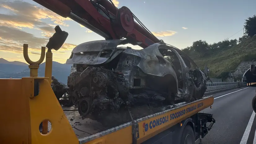 L'auto recuperata dalla galleria Massenzano, lungo la 510