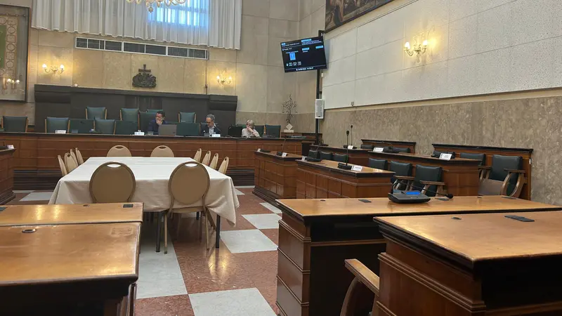 I banchi vuoti dell'opposizione durante il Consiglio provinciale © www.giornaledibrescia.it