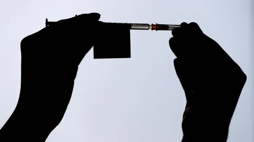 epa09448646 A nurse holds a needle containing a dose of Pfizer COVID-19 vaccine at Qudos Bank Arena vaccination clinic in Sydney, New South Wales, Australia, 05 September 2021. EPA/BRENDON THORNE AUSTRALIA AND NEW ZEALAND OUT
