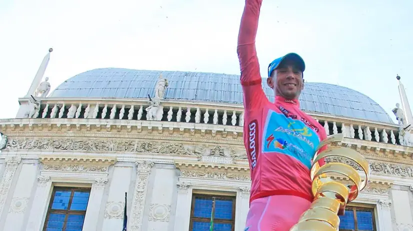 Nibali trionfa in piazza Loggia nel Giro 2013 - © www.giornaledibrescia.it