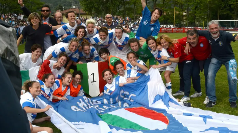 Lo scudetto nel 2014 del Brescia calcio femminile - © www.giornaledibrescia.it