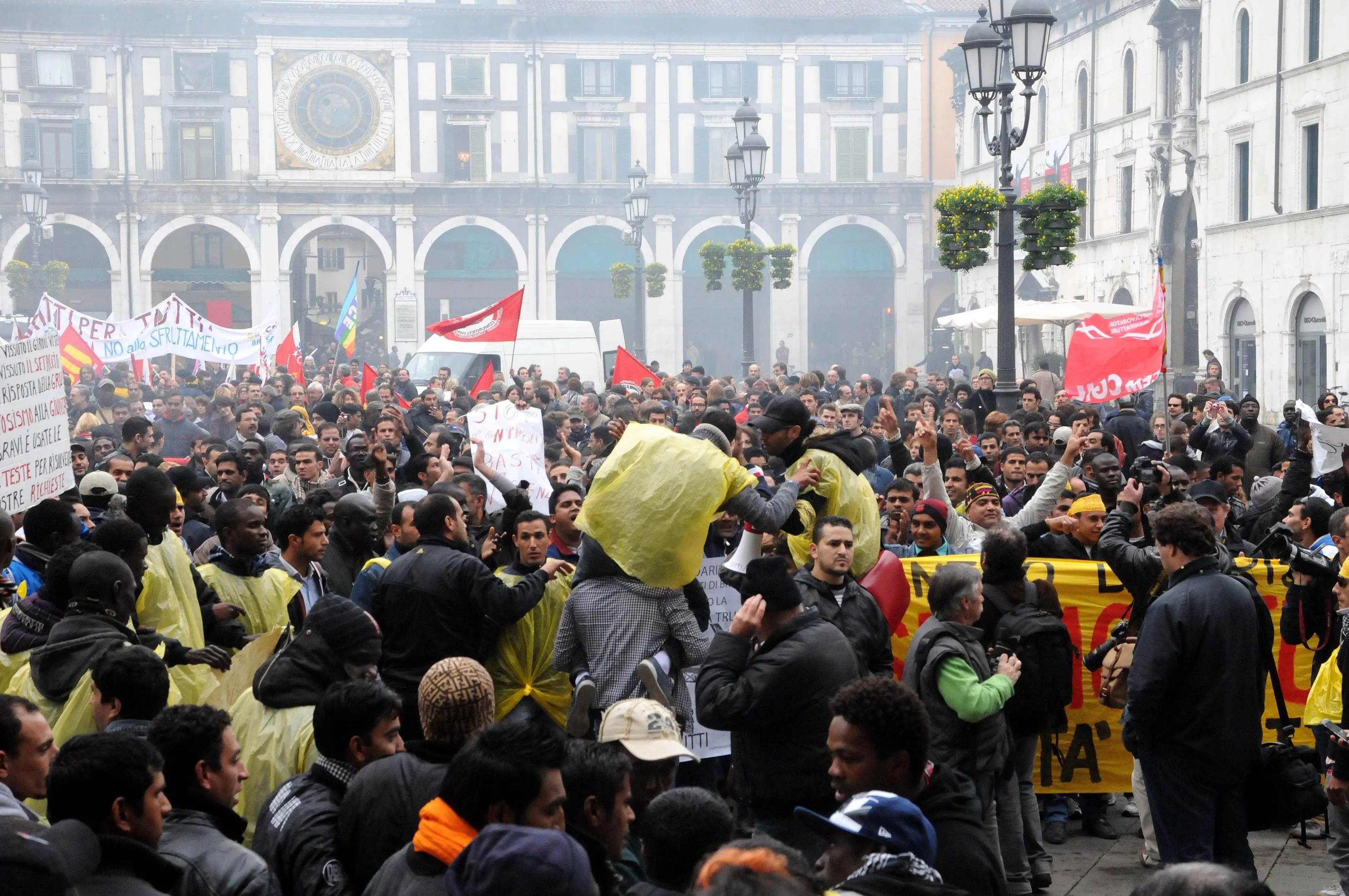 «Siamo tutti sulla gru» la protesta dei migranti del novembre 2010