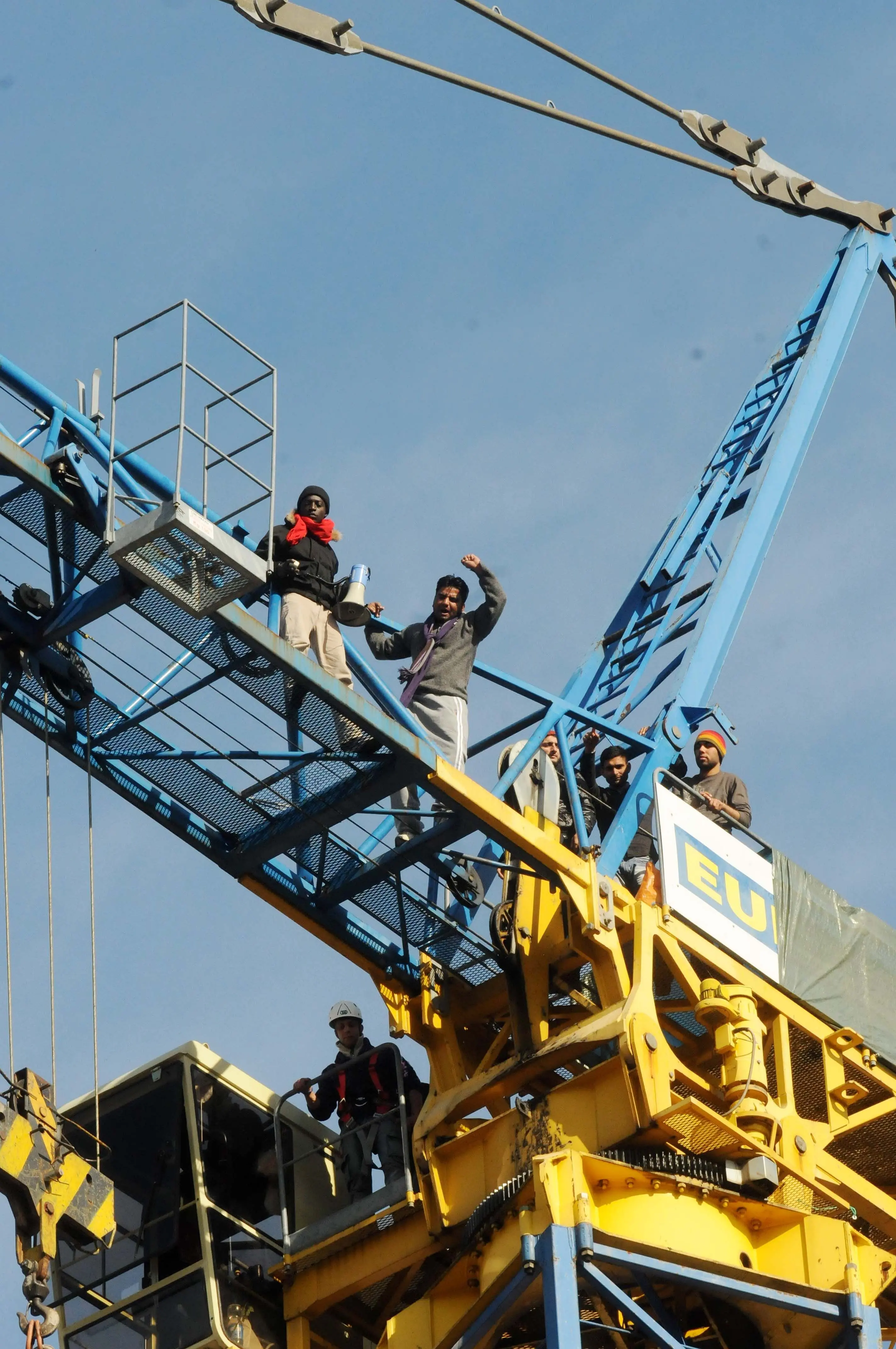 «Siamo tutti sulla gru» la protesta dei migranti del novembre 2010