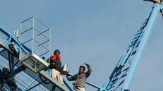 «Siamo tutti sulla gru» la protesta dei migranti del novembre 2010