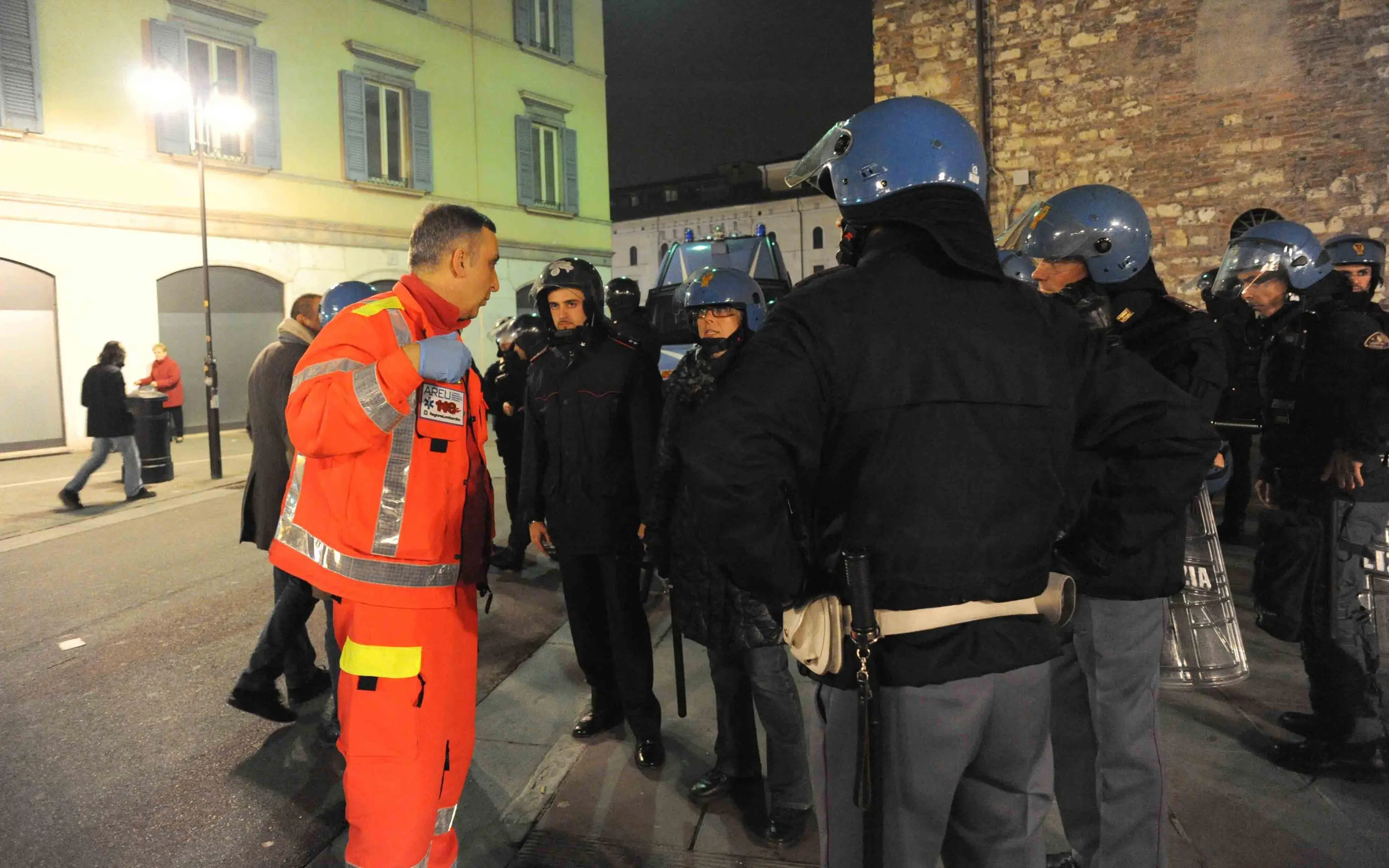 «Siamo tutti sulla gru» la protesta dei migranti del novembre 2010
