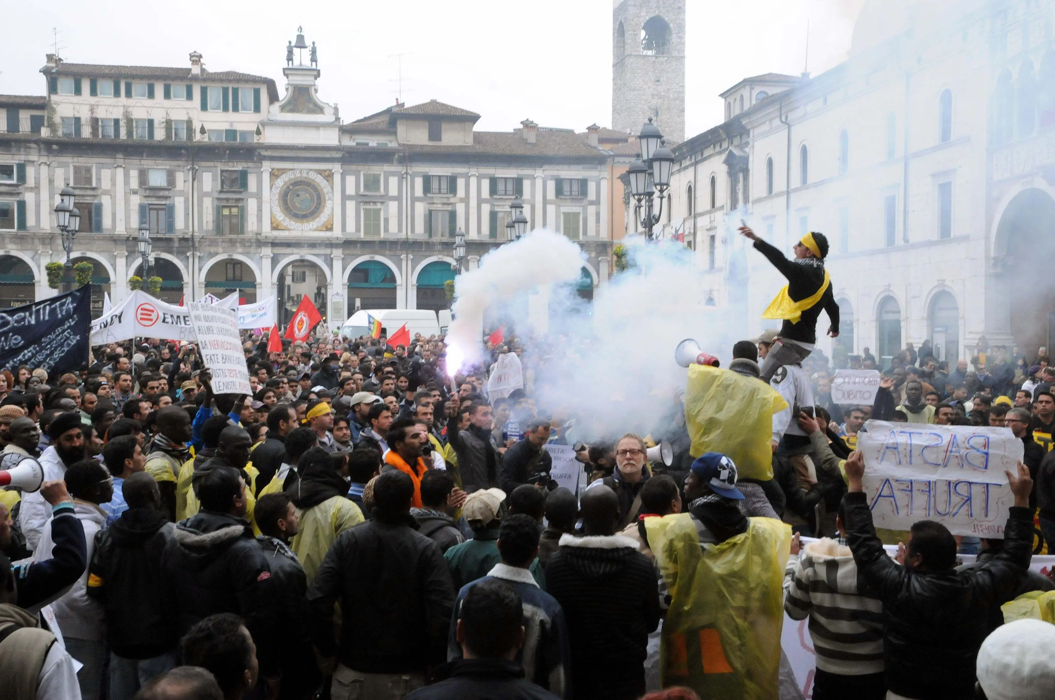 «Siamo tutti sulla gru» la protesta dei migranti del novembre 2010
