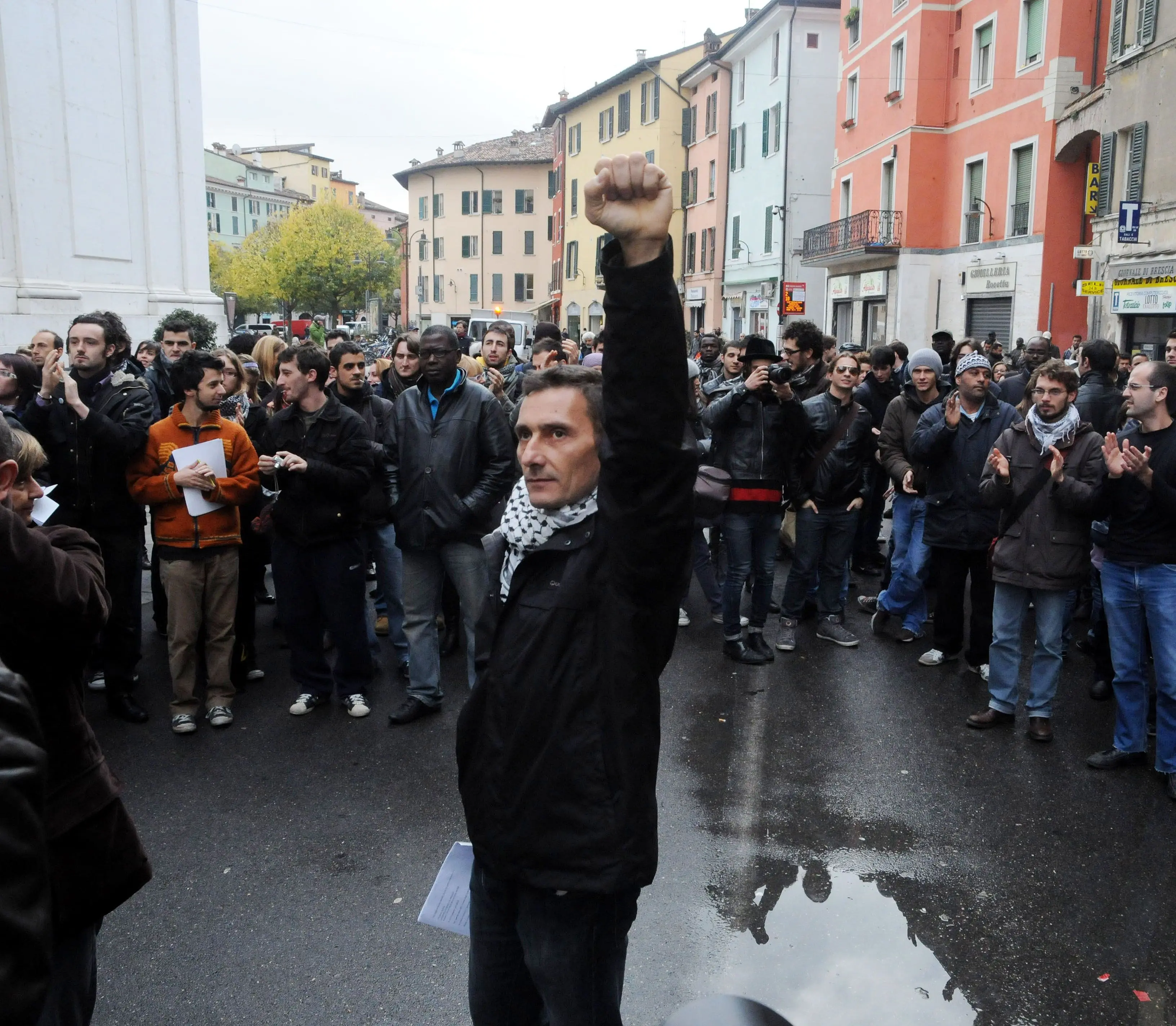 «Siamo tutti sulla gru» la protesta dei migranti del novembre 2010