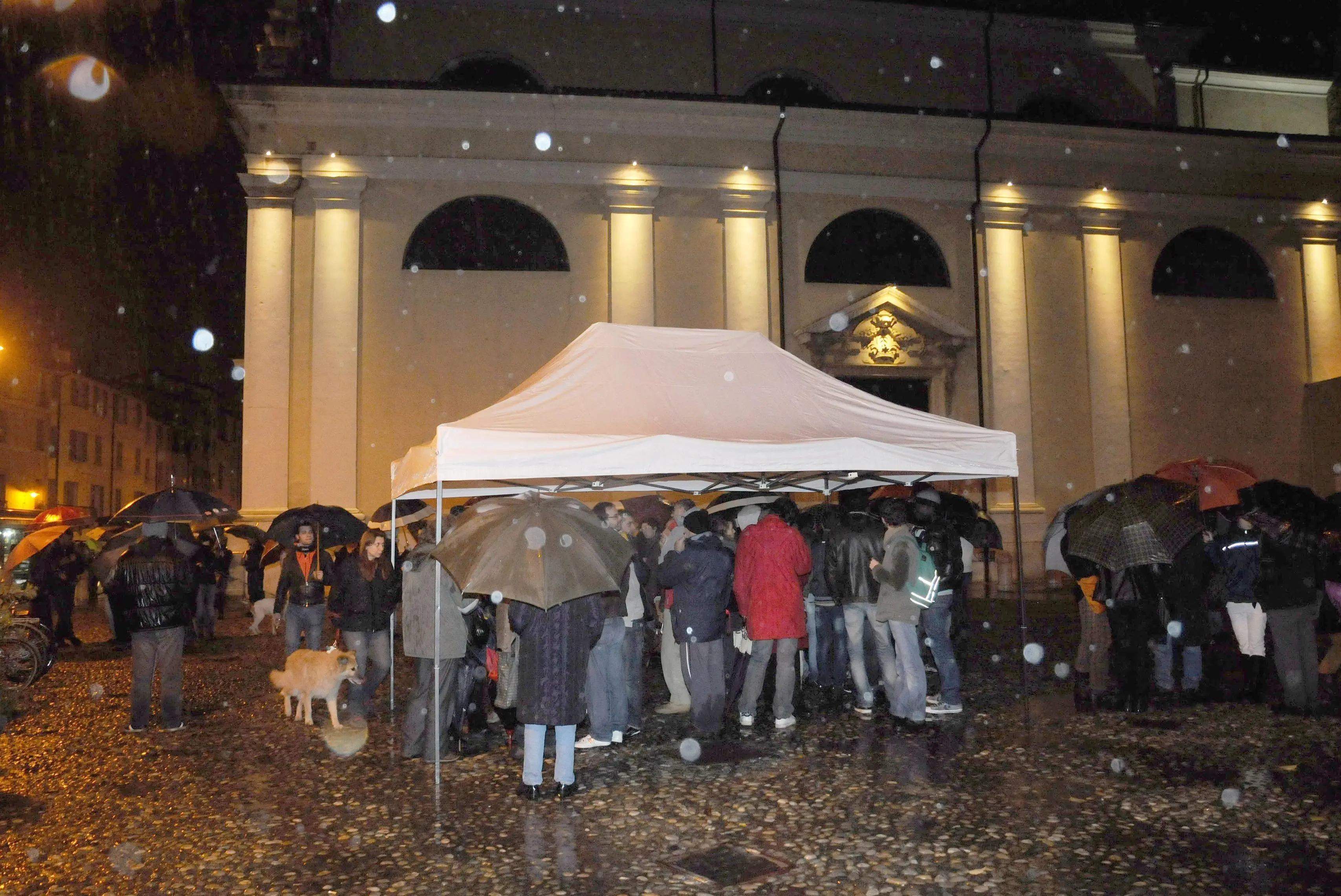 «Siamo tutti sulla gru» la protesta dei migranti del novembre 2010