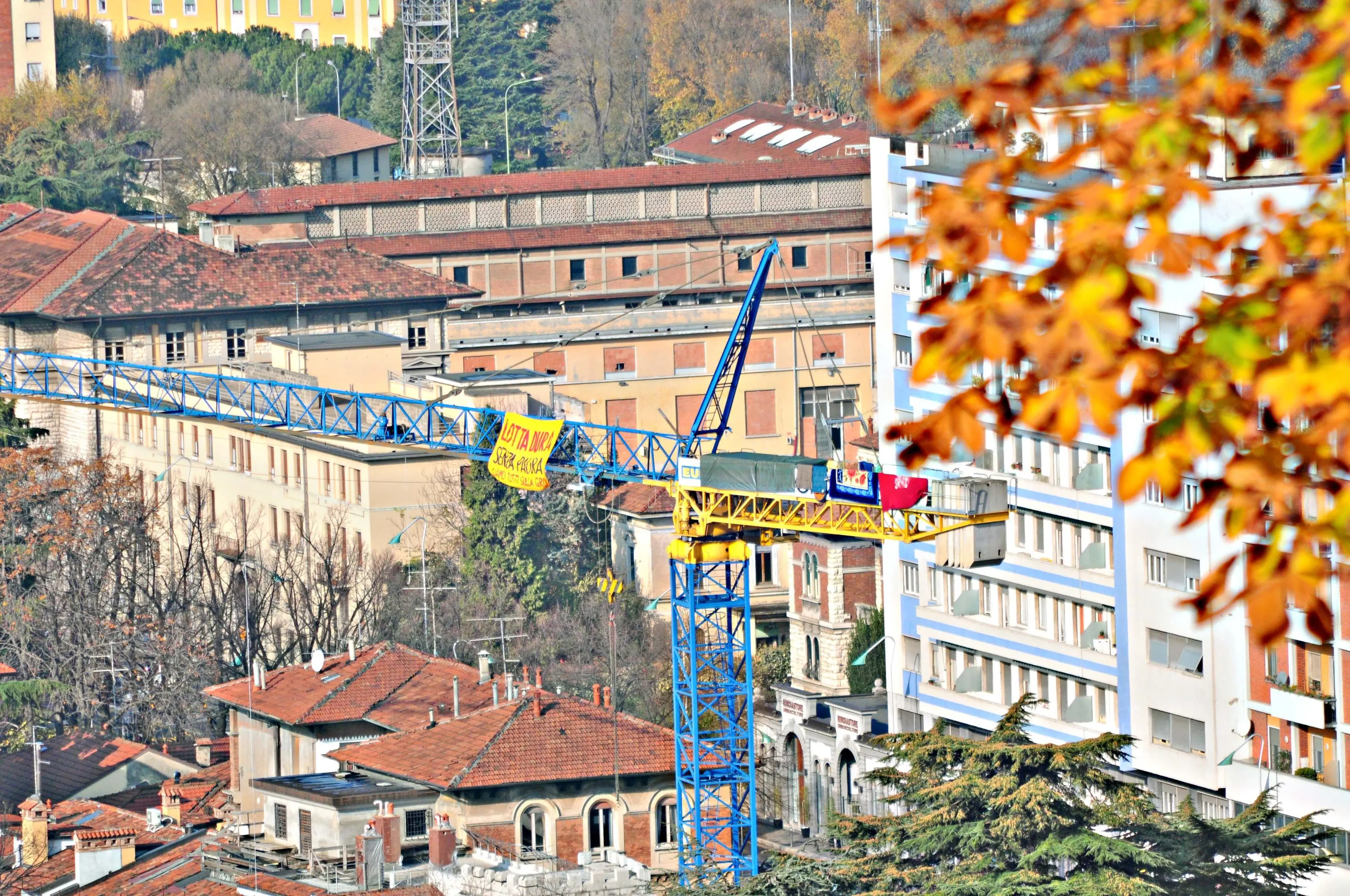 «Siamo tutti sulla gru» la protesta dei migranti del novembre 2010