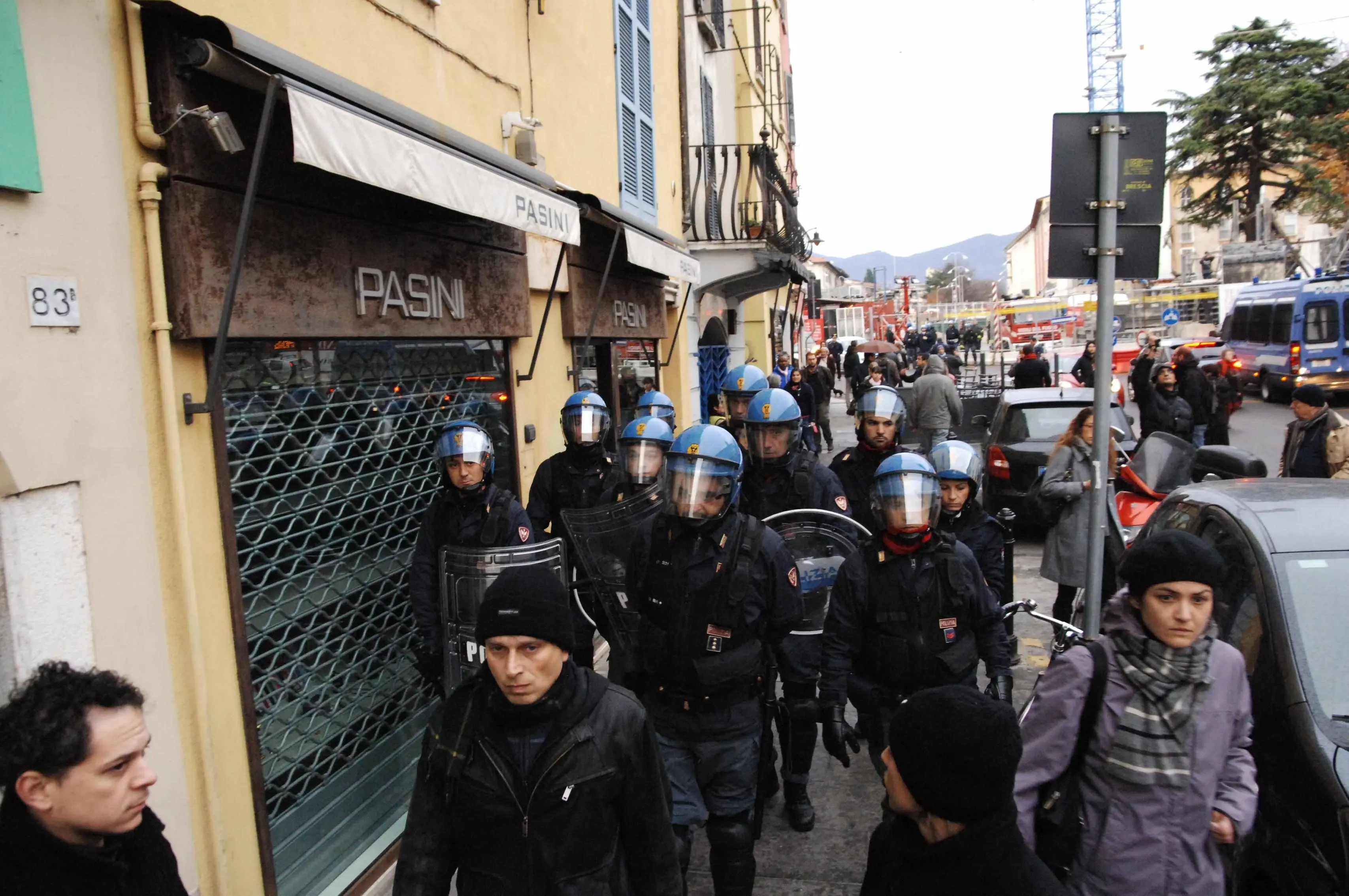 «Siamo tutti sulla gru» la protesta dei migranti del novembre 2010