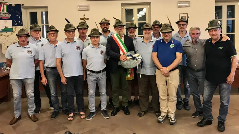 Sindaco e penne nere alla cerimonia di consegna - © www.giornaledibrescia.it