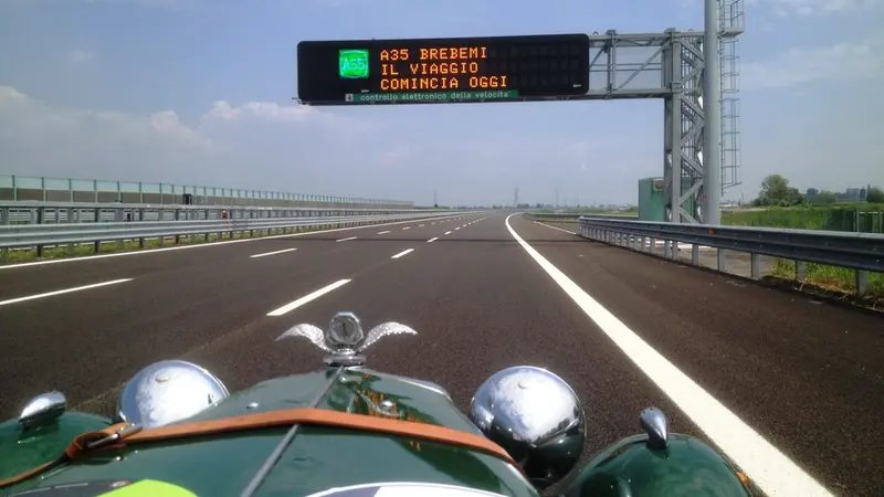 Un'auto della Mille Miglia percorre per prima la Brebemi nel giorno dell'inaugurazione - © www.giornaledibrescia.it