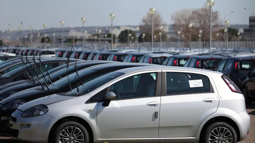 Parte delle ventimila autovetture ferme nei piazzali della Fiat Sata di Melfi (Potenza), 15 marzo 2012, dove a causa del protrarsi dello sciopero delle bisarche la produzione di auto nuove e' ferma. Domani si fermeranno a causa dello sciopero delle bisarche tutti gli stabilimenti della Fiat: Melfi, Pomigliano, Cassino e Sevel. A Mirafiori non si lavora per la cassa integrazione. ANSA/ANTONIO VECE